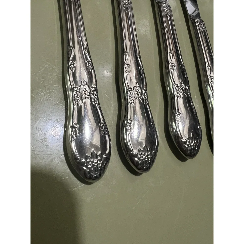 Unmarked Stainless Dinner Knives Set of 4 Floral Leaves And Scrolls